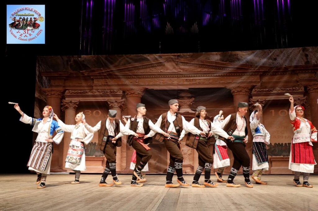 Ансамбл на сцени